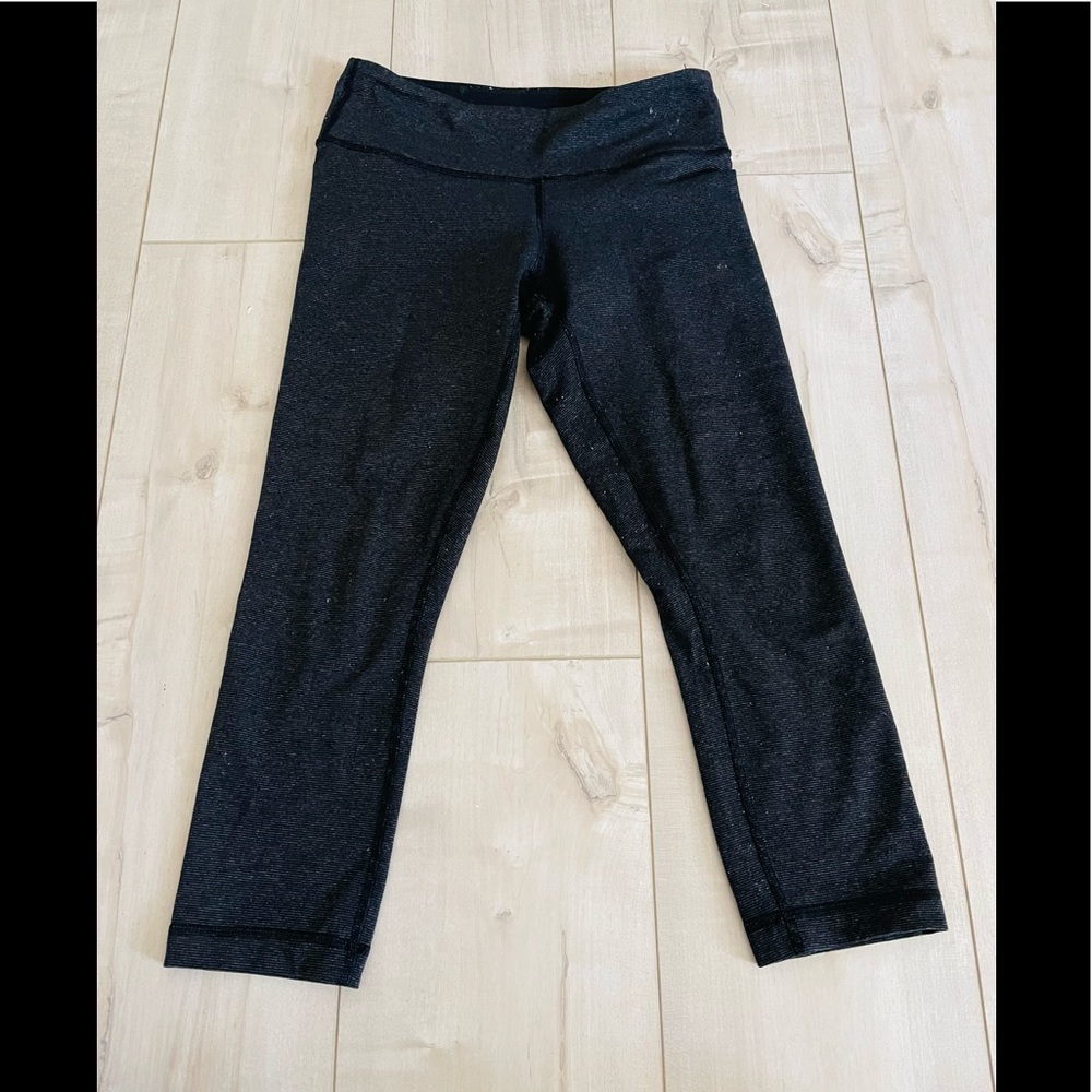 Lululemon striped black/charcoal low/mid-rise cropped leggings. Size 4
